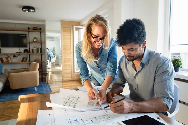 Grupp Unga Arkitekter Arbetar Tillsammans Projektet — Stockfoto