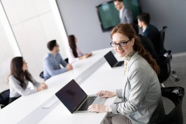 Modern toplantı odasında etmek ve iş kişi konferans