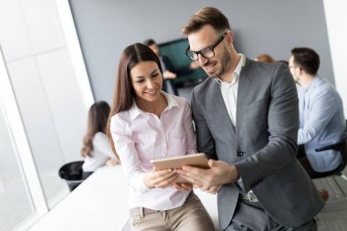 Ofiste iş proje üzerinde yaratıcı profesyonel iş adamları