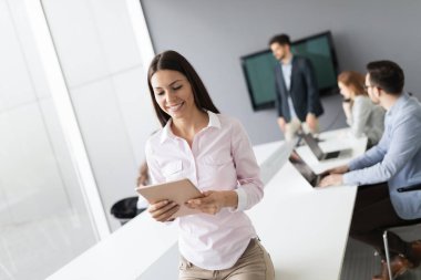 Modern toplantı odasında etmek ve iş kişi konferans