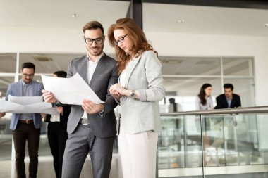 Ofisteki projede işbirliği yapan bir grup iş adamı