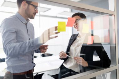 İş adamları iş yerinde eğleniyor ve sohbet ediyorlar.