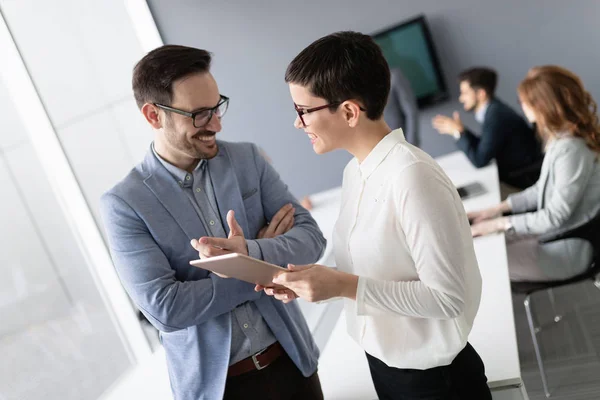 Zakenmensen Die Plezier Hebben Chatten Kantoor — Stockfoto