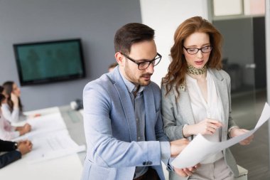Modern ofisinde çalışan kurumsal teamworking arkadaşları