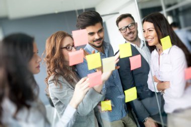 Ofiste iş proje üzerinde yaratıcı profesyonel iş adamları