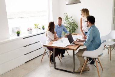 Genç Mimarlar birlikte proje hakkında tartışmaya resmini