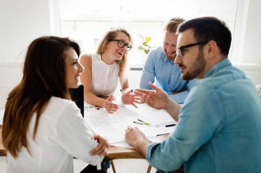 Genç Mimarlar birlikte proje hakkında tartışmaya resmini