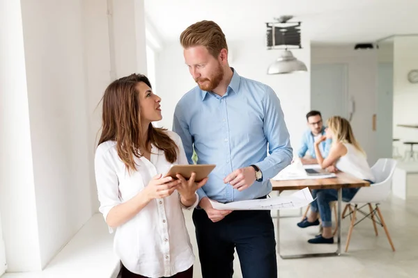 Unga Arkitekter Diskuterar Projektet Office — Stockfoto