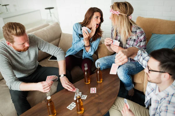 Παρέες διασκεδάζουν ενώ παίζουν χαρτιά — Φωτογραφία Αρχείου