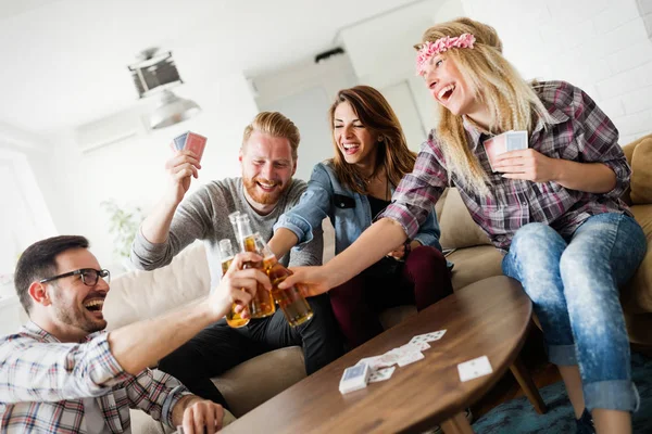 Skupina přátel, baví, zatímco hrací karty — Stock fotografie