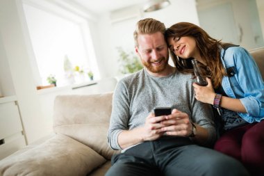 Güzel çift ya da cep telefonu birlikte çevrimiçi alışveriş yapmak kullanarak arkadaşlarınızla rahat