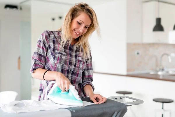 Hermosa Joven Está Planchando Ropa Casa Haciendo Tareas Domésticas — Foto de Stock