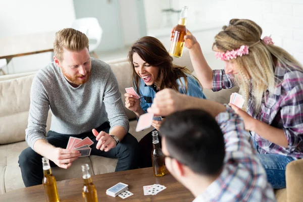 Skupina přátel, baví, zatímco hrací karty — Stock fotografie