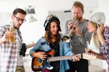 Genç arkadaşlar eğlenmeye ve müzik parti mutlu grup