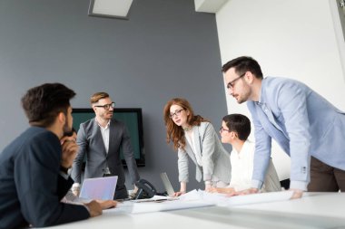 Modern toplantı odasında etmek ve iş kişi konferans