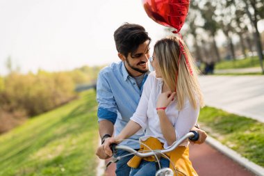 Şehir ve dating bisiklet sürme aşık güzel Çift