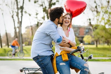 Romantik Çift dışında baloons ile resmi
