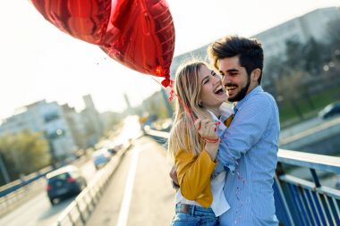 uzanan ve açık öpüşme sarılma aşık genç Çift