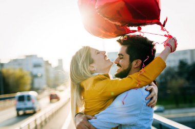 Balonlu dışında Romantik Çift resmini