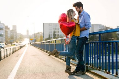 yaz tatili, kutlama ve kavram - mutlu çift renkli balonlar ile tanışma