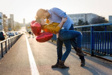 Birlikte güzel kentsel günbatımı tadını çıkarırken sarılma aşık güzel Çift