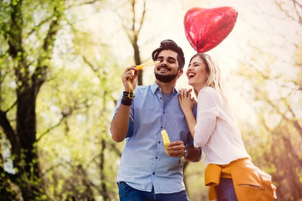 Sommarlovet Firande Och Dating Koncept Lyckliga Par Med Färgglada Ballonger — Stockfoto