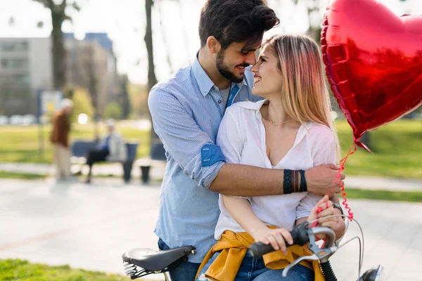 Belo Casal Apaixonado Andar Bicicleta Cidade Namoro — Fotografia de Stock