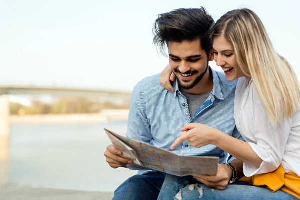 Gelukkig Toeristische Paar Verliefd Kaart Reizen Buiten — Stockfoto