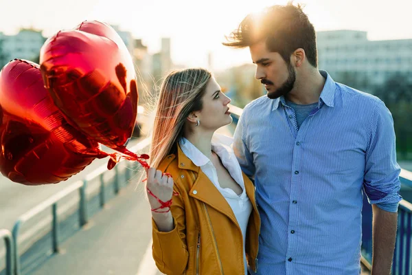 Férias Verão Celebração Namoro Conceito Casal Feliz Com Balões Coloridos — Fotografia de Stock
