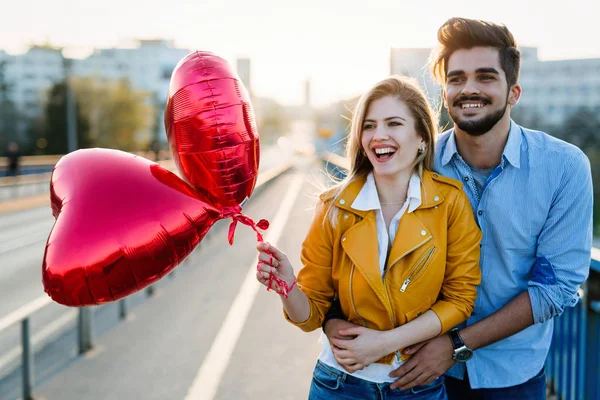 Imagem Casal Romântico Fora Com Balões — Fotografia de Stock