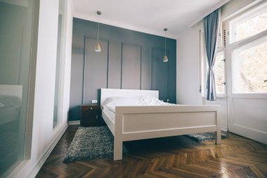 Yatak odasında yumuşak ışık renkleri. büyük rahat Küçük Çift Kişilik Yatak zarif klasik yatak odası