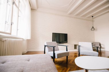 Parlak geniş oturma odası, sandalye masa içinde tv