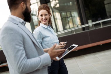 İş adamları veya iş adamı ve iş kadını çalışma açık, kullanma yastık ya da tablet bilgisayar