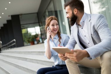 İş ortakları workmate çift bir kentsel şehir ortamda söz