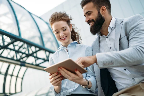 Affärsmän Eller Affärsman Och Affärskvinna Arbetar Utomhus Med Touchpad Eller — Stockfoto