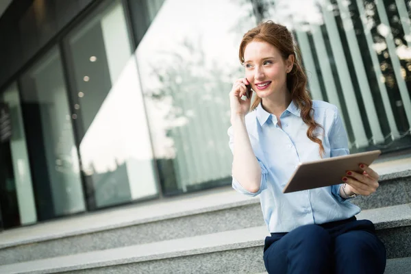 Retrato Mujer Negocios Exitosa Sonriendo Aire Libre —  Fotos de Stock