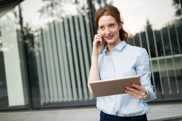 Mujer Negocios Hablando Teléfono Celular Calle —  Fotos de Stock