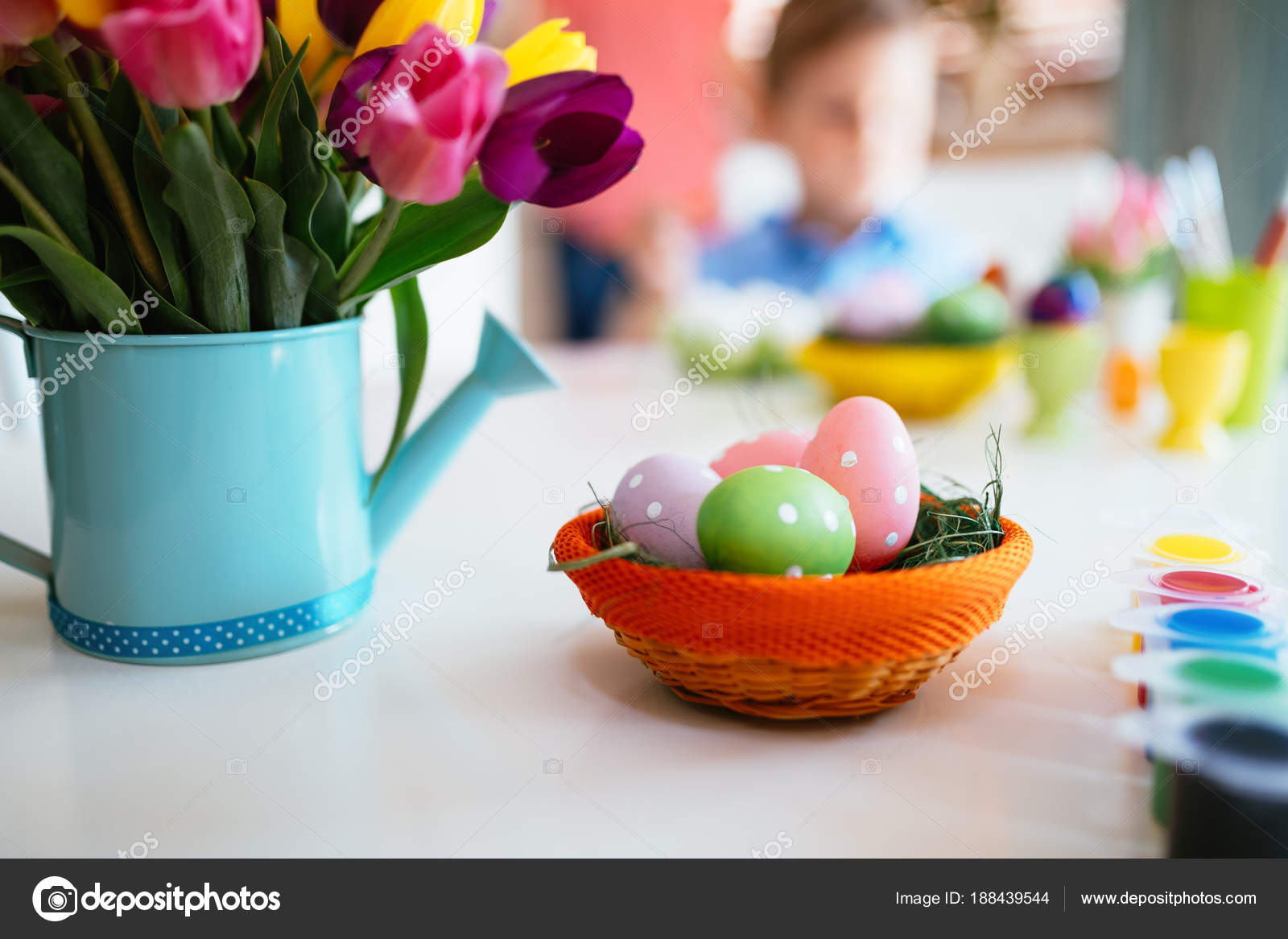 Concept de décoration de Pâques, la peinture des oeufs de Pâques\u2013 images de stock libres de droits