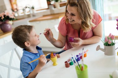 Genç anne ve sevimli oğlu eğleniyor sırasında resim yumurta Paskalya için