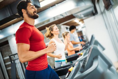 Yakışıklı delikanlı kardiyo eğitim salonunda treadmill yapıyor