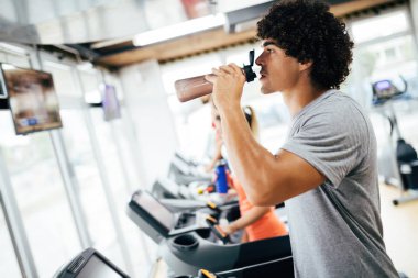 Yakışıklı delikanlı kardiyo eğitim salonunda treadmill yapıyor