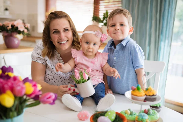 Ευτυχισμένα Παιδιά Μητέρα Τρώει Cupcakes Στην Σκηνή Του Πάσχα — Φωτογραφία Αρχείου