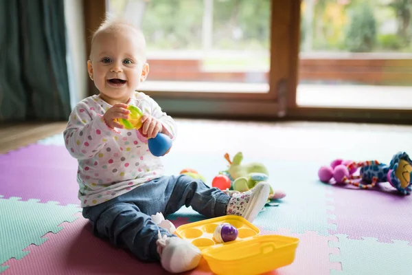 Маленька Дівчинка Малюк Грає Кольорові Іграшки Вдома Або Дитячій — стокове фото