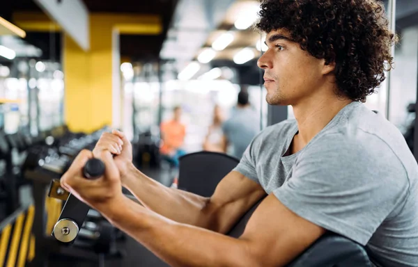 Jovem Bonito Homem Forte Fazendo Exercícios Ginásio — Fotografia de Stock