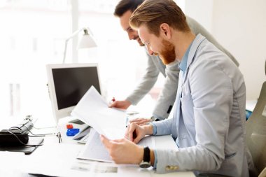 Proje üzerinde Office birlikte çalışma arkadaşları