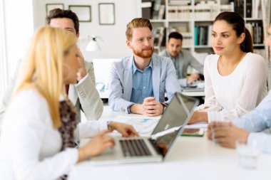 İş adamları ve gelecek planları tartışırken mimarlar