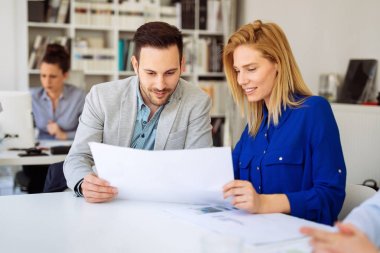 Ofiste çalışan iş adamları