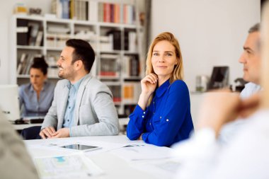 Başarılı genç ceo işkadını çalışanı ile çalışma