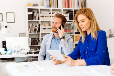 Ofiste çalışan meşgul genç iş adamları