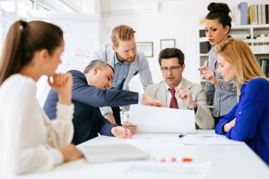 Modern ofisinde çalışan meşgul iş adamları